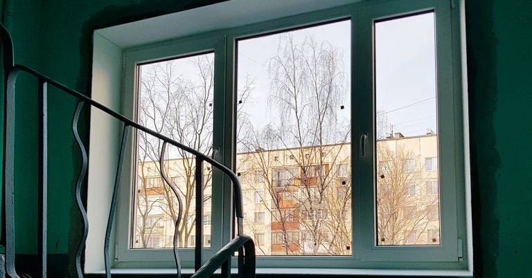 В Івано-Франківську замінюють вікна у під’їздах будинків, де проживають родини військових 2 В Івано-Франківську замінюють вікна у під’їздах будинків, де проживають родини військових
