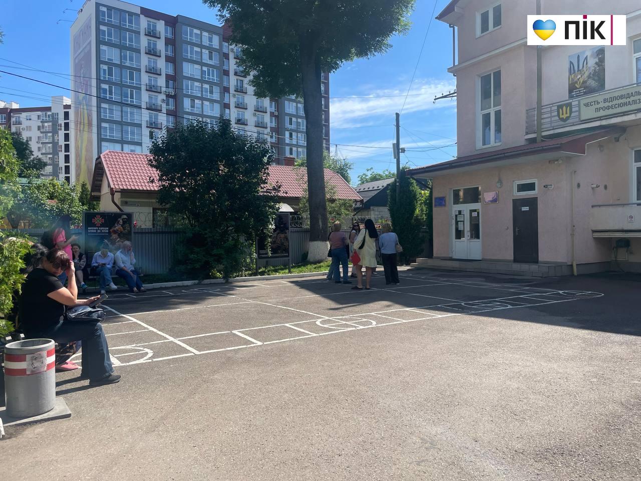 Зранку в Франківському ТЦК великі черги: яка причина? (ФОТО) 2 photo 2026 06 18 10 39 12