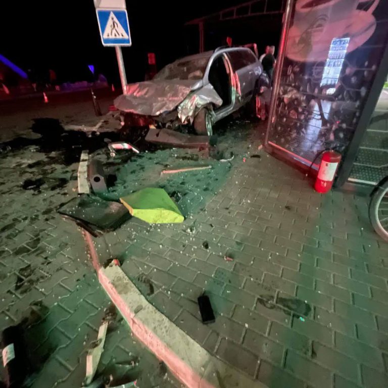 У Кутах водій вчинив автотрощу на АЗС: що відомо (ФОТО) 8 photo 2026 06 21 01 16 03