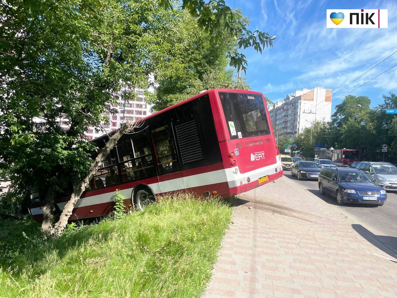 У поліції розповіли подробиці ДТП за участі комунального автобуса на Пасічній (ФОТО) 3 photo 2026 06 22 10 51 59