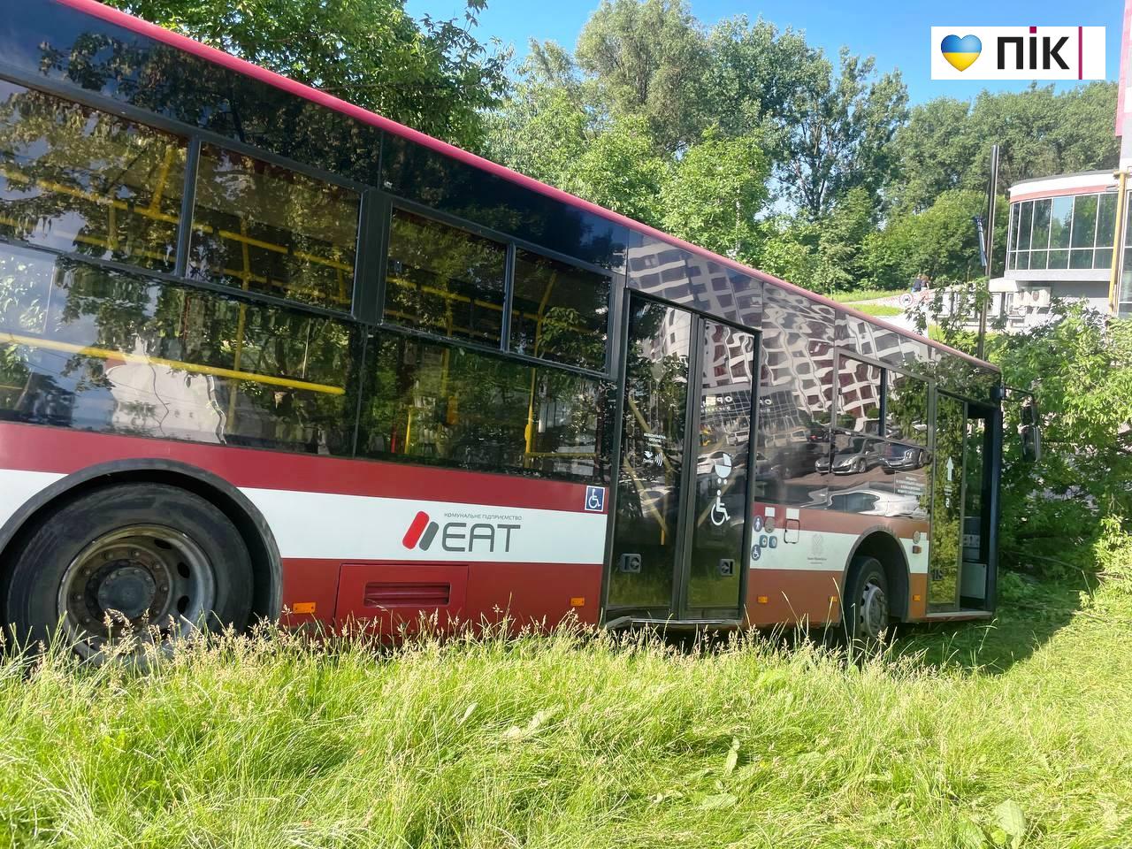 У поліції розповіли подробиці ДТП за участі комунального автобуса на Пасічній (ФОТО) 4 photo 2026 06 22 10 52 00