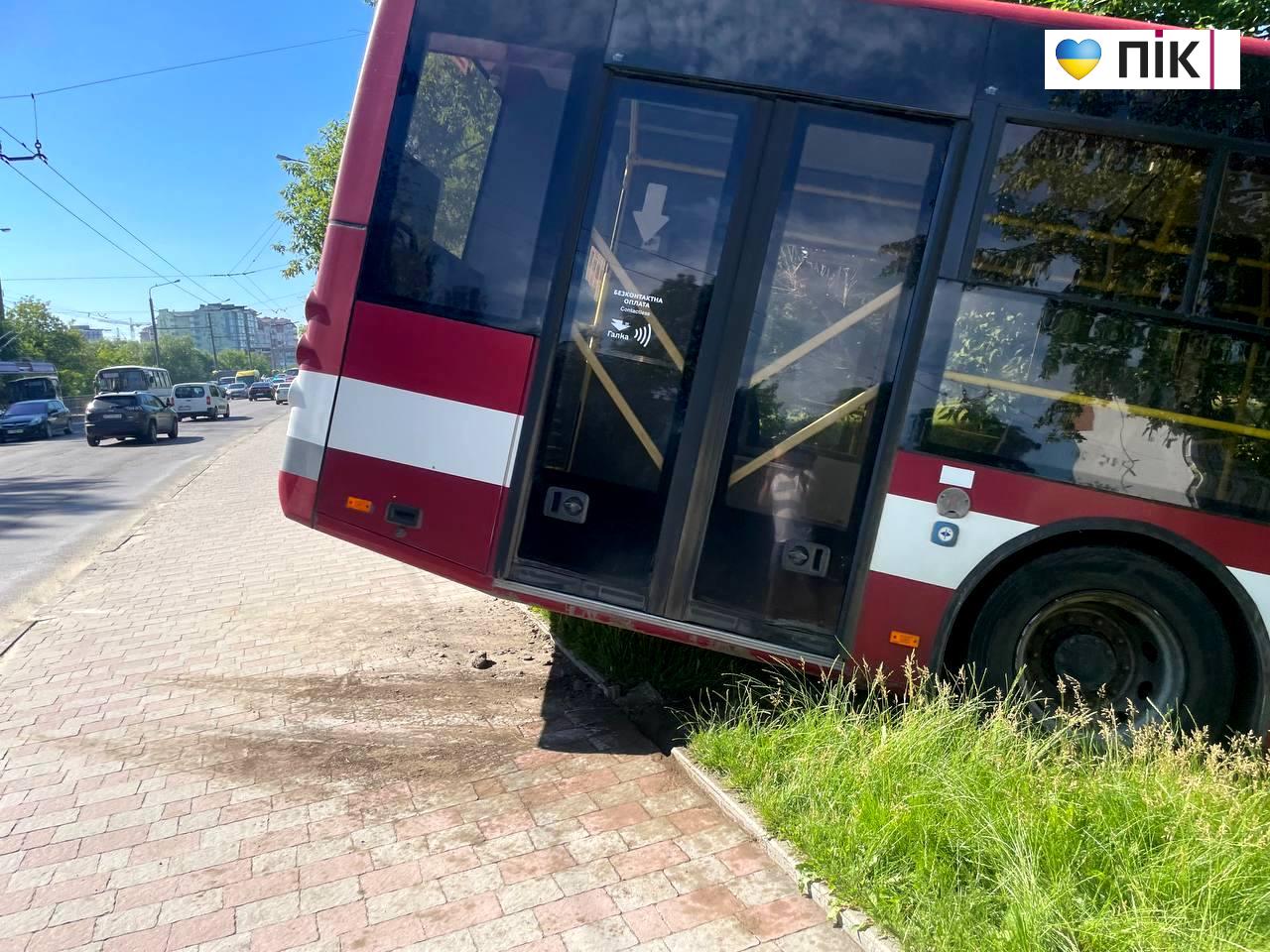 У поліції розповіли подробиці ДТП за участі комунального автобуса на Пасічній (ФОТО) 2 photo 2026 06 22 10 52 01
