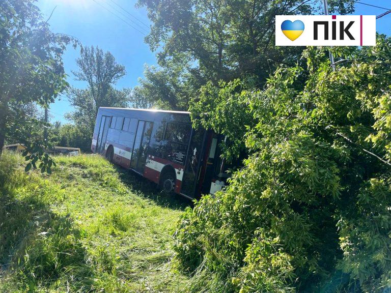 У поліції розповіли подробиці ДТП за участі комунального автобуса на Пасічній (ФОТО) 10 photo 2026 06 22 10 52 02