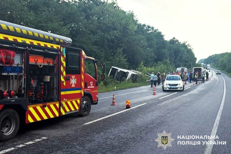 На Хмельниччині перекинувся туристичний автобус з пасажирами: постраждали 10 людей (ФОТО) 10 photo 2026 06 23 18 43 25 3