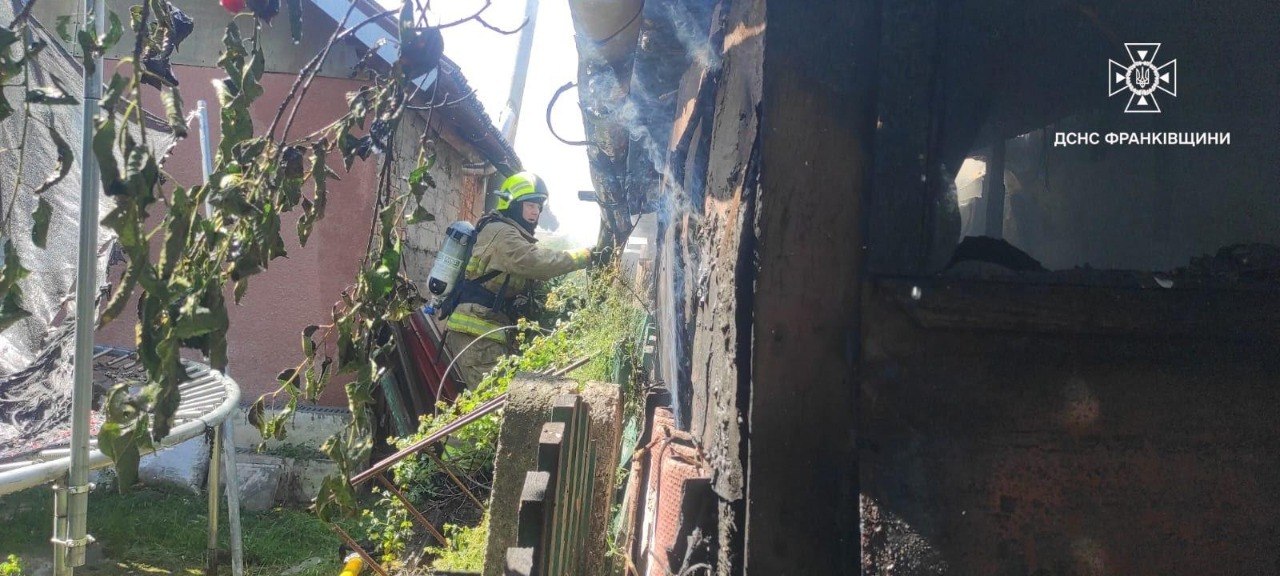 В Угринові вогнеборці ліквідували пожежу літньої кухні (ФОТО) 2 photo 2026 06 24 13 27 02 2