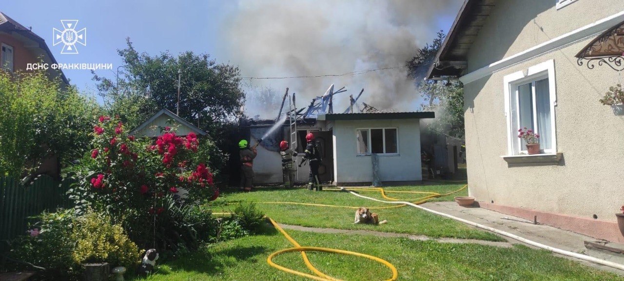 В Угринові вогнеборці ліквідували пожежу літньої кухні (ФОТО) 3 photo 2026 06 24 13 27 02