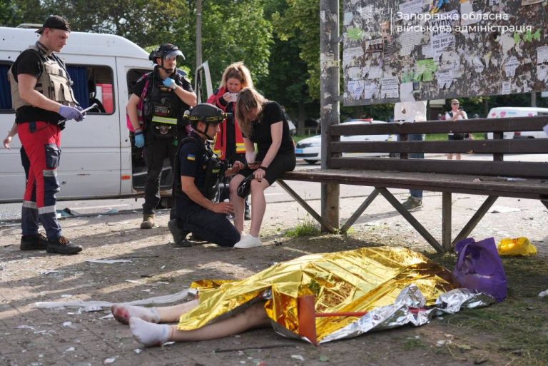 РФ вдарила безпілотниками по спальному району Запоріжжя: двоє загиблих 7 photo 5276109896141184610 y
