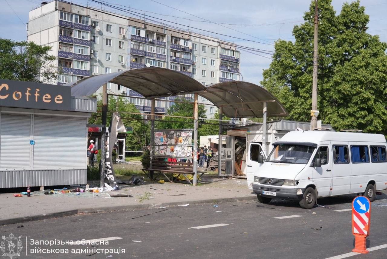 РФ вдарила безпілотниками по спальному району Запоріжжя: двоє загиблих 1 photo 5276109896141184612 y