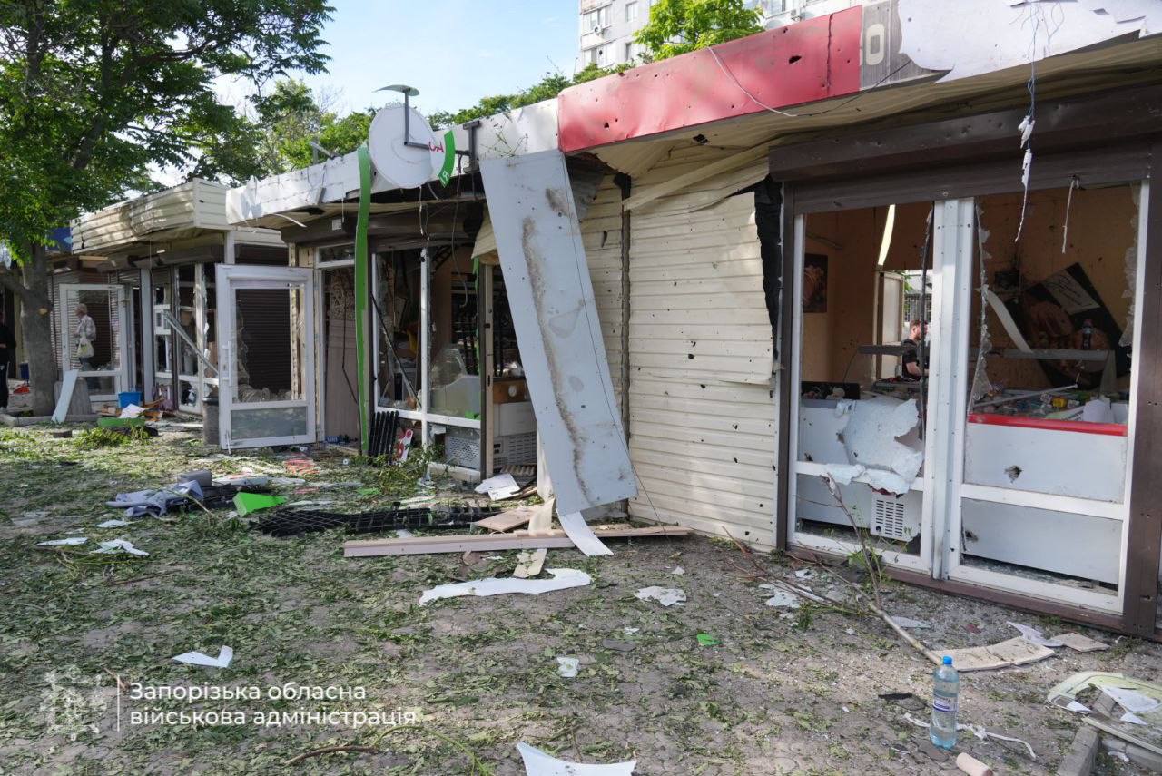 РФ вдарила безпілотниками по спальному району Запоріжжя: двоє загиблих 3 photo 5276109896141184614 y
