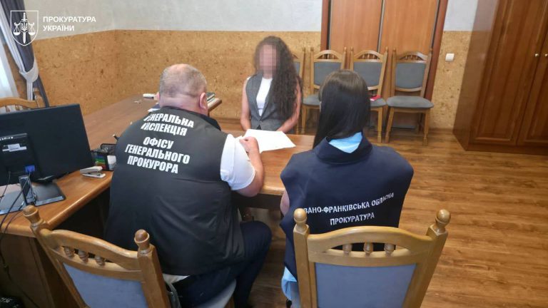 1000 доларів за працевлаштування з бронюванням: прокурору з Івано-Франківщини повідомили про підозру 3 photo 5323479008844389105 y
