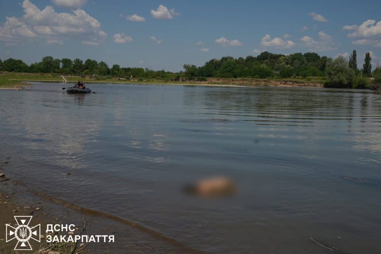 З Тиси витягнули тіло 10-річного хлопчика, якого шукали понад дві доби (ФОТО) 9 photo 5323661961566296882 w