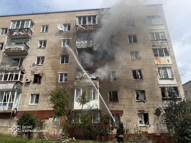 Ворог вдарив по багатоповерхівці в Ізюмі: загинула людина (ФОТО) 12 photo 5327805913517202033 w
