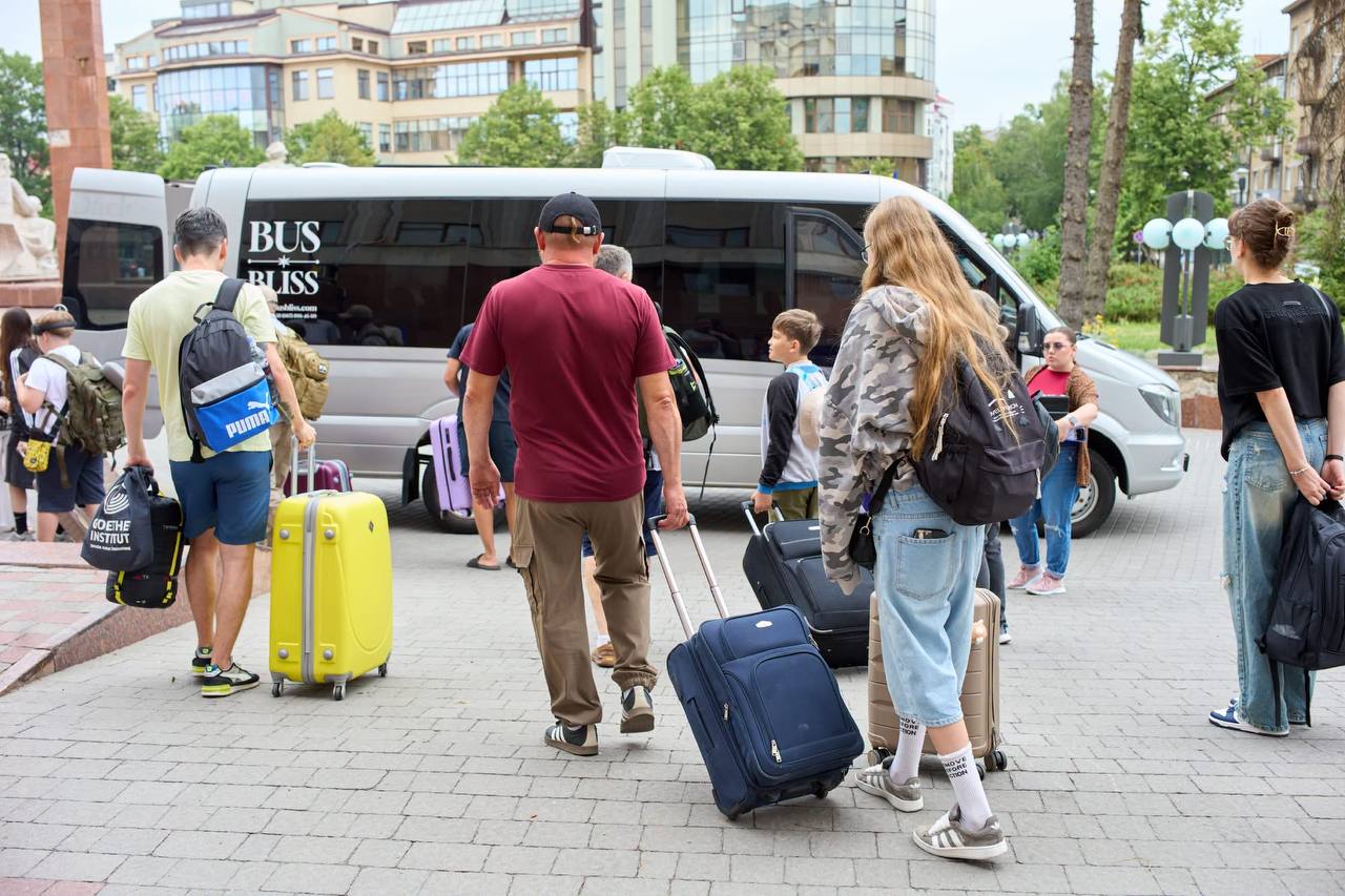 Понад 80 дітей захисників уже відпочивають за кордоном: куди цього літа вирушили юні франківці
