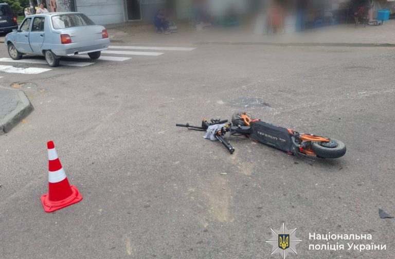 В Івано-Франківську автомобіль збив 15-річного хлопця на електросамокаті (ФОТО) 11 В Івано-Франківську автомобіль збив 15-річного хлопця на електросамокаті (ФОТО)