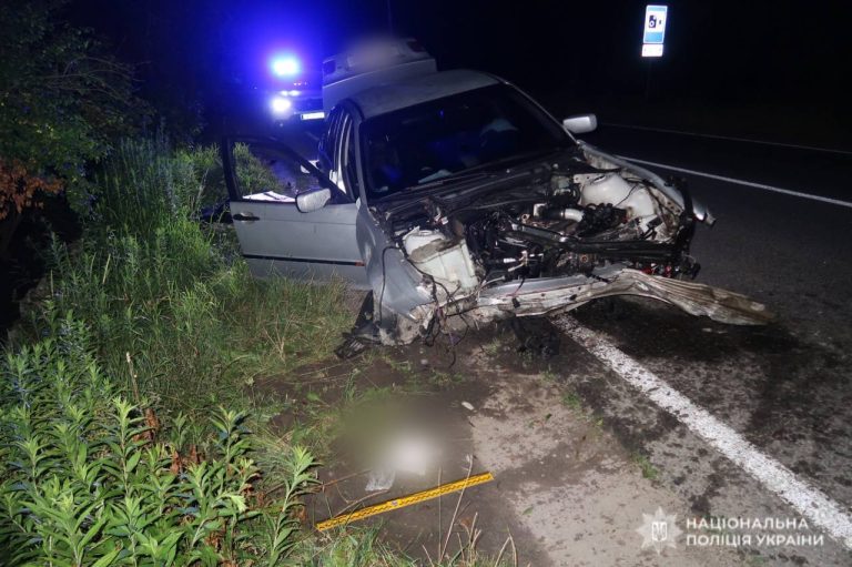 У Делятині п'яний водій врізався в кам'яну огорожу: троє людей постраждали (ФОТО)