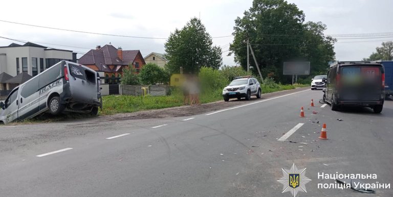 На виїзді з Івано-Франківської громади зіткнулися два Renault Trafic (ФОТО) 9 734403706 1026849169989312 1064347923884364998 n