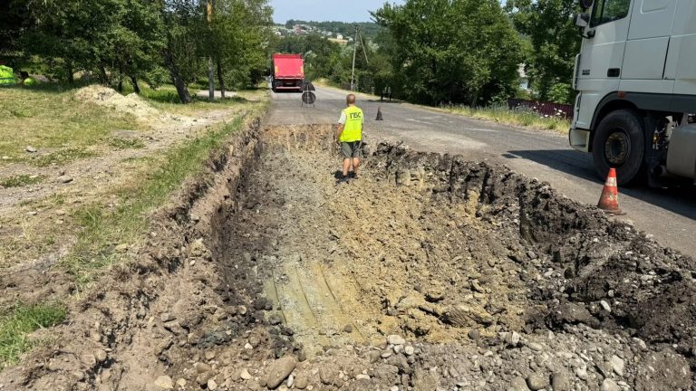 На дорозі Бібрка – Бурштин – Калуш асфальтують ділянку зсуву 2 736967450 1316872503939370 8651846352040983939 n
