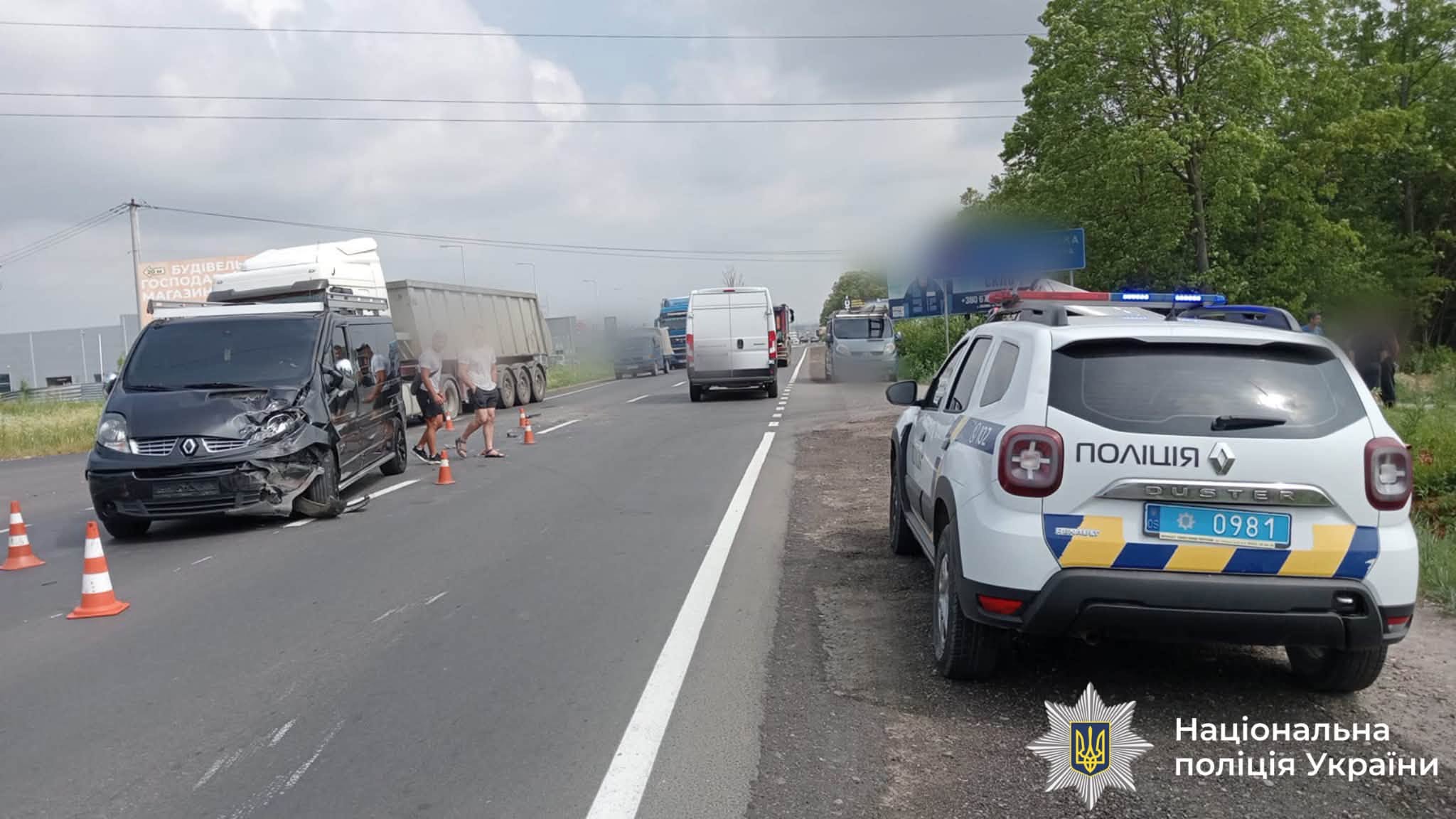 На виїзді з Івано-Франківської громади зіткнулися два Renault Trafic (ФОТО) 3 737720384 1026849123322650 8079514342519922245 n
