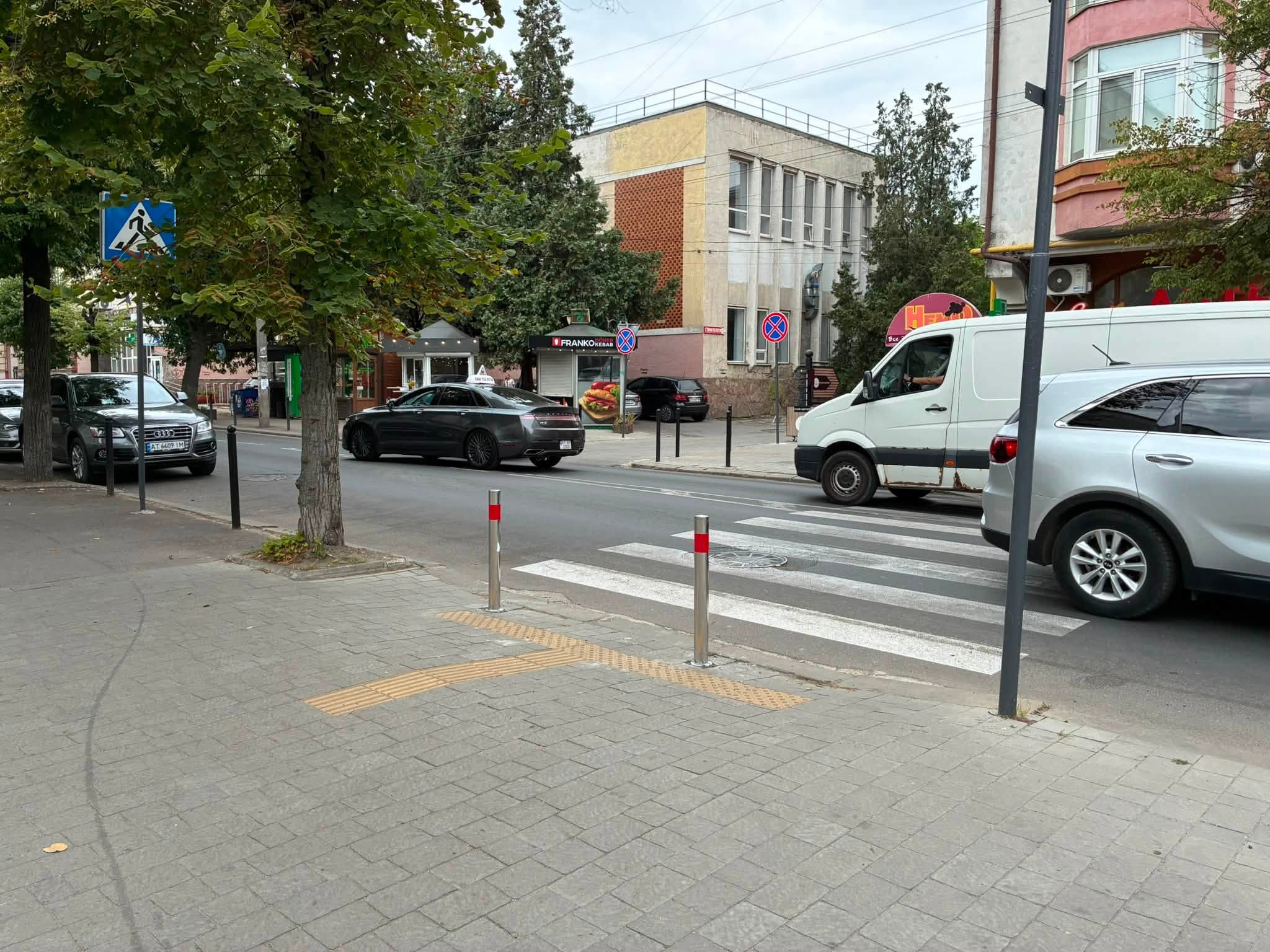 У Франківську встановили захисні стовпчики, щоб обмежити паркування на тротуарах: де саме 2 739024994 1624909152969807 7674183168201894033 n