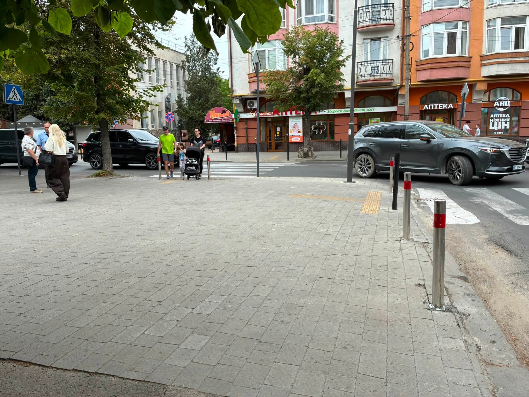 У Франківську встановили захисні стовпчики, щоб обмежити паркування на тротуарах: де саме 4 741296670 1624908966303159 2781714134497907074 n