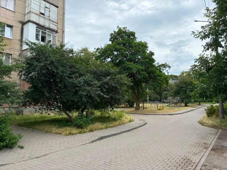 Змінили управителя будинку? У Франківську пояснили, хто відповідає за двір (ФОТО) 10 Змінили управителя будинку? У Франківську пояснили, хто відповідає за двір (ФОТО)