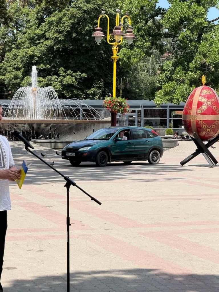 У Франківську встановили захисні стовпчики, щоб обмежити паркування на тротуарах: де саме 5 742020036 1624908909636498 8683953136291546221 n