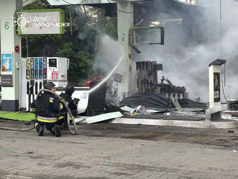 Росіяни завдали удару по АЗС у Запоріжжі: є травмовані (ФОТО) 6 Росіяни завдали удару по АЗС у Запоріжжі: є травмовані (ФОТО)