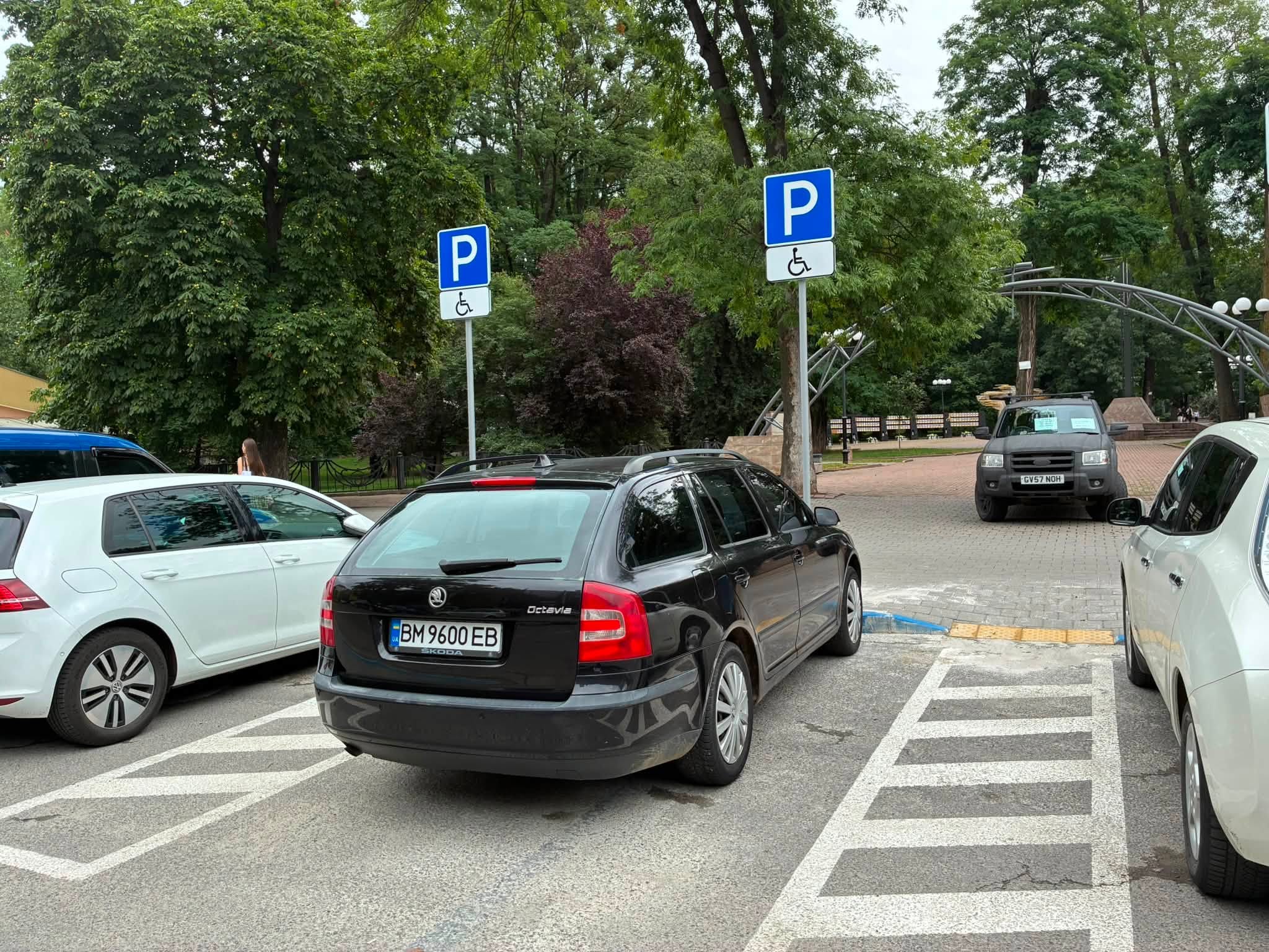 Хто може паркуватися на місцях для людей з інвалідністю у Франківську: що варто знати (ФОТО) 3 742309042 1635819638545425 7407573700555034664 n