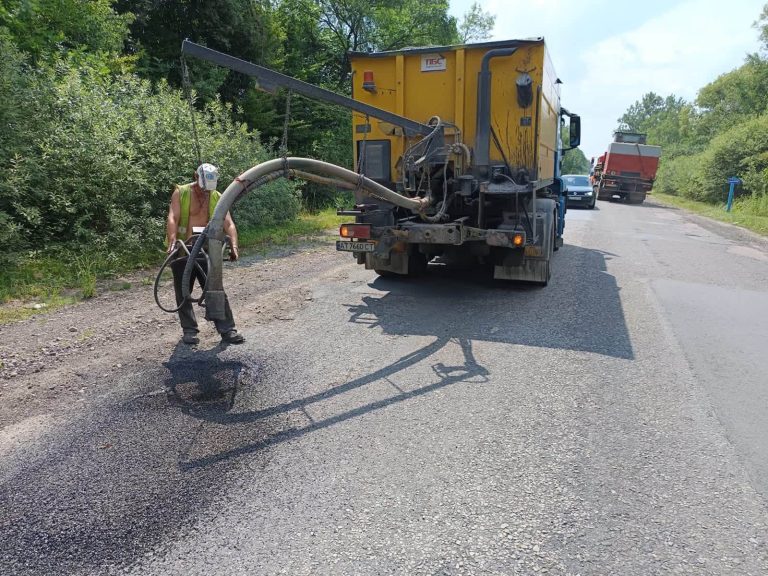 На Прикарпатті триває ремонт державних доріг: де працює спецтехніка 11 742786942 1051690647195806 3470790912781274658 n