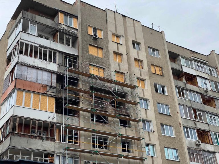 У Франківську розпочали встановлювати нові вікна у будинках, пошкоджених російським ударом (ФОТО) 9 743975624 1626689282791794 3056257045636583962 n