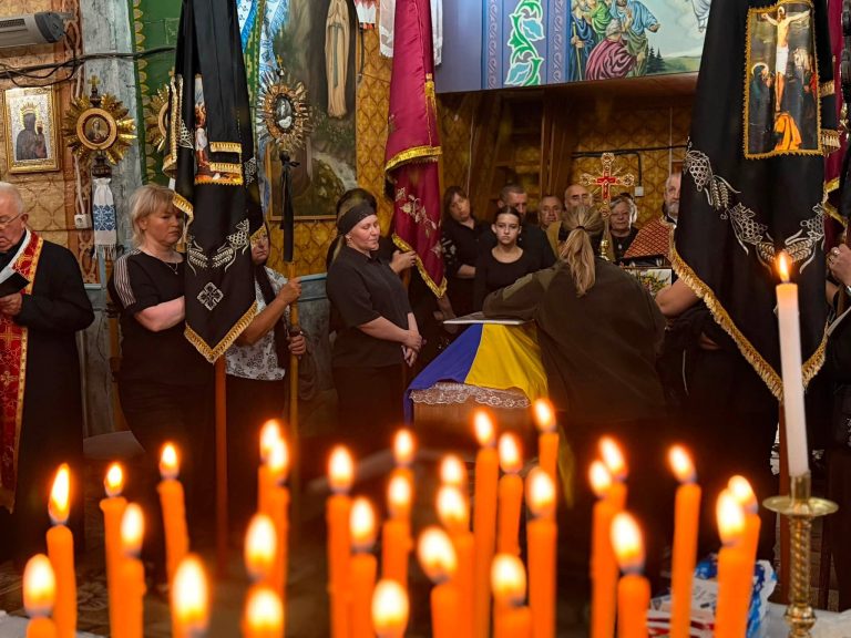 У Надвірнянській громаді провели в останню путь захисника Степана Пилип'юка (ФОТО) 6 744537365 1505422098076981 1749141467643782571 n