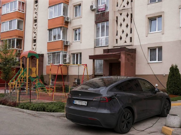 Франківці заряджають електромобілі через кабелі з вікон: чи це безпечно (ФОТО) 11 Франківці заряджають електромобілі через кабелі з вікон: чи це безпечно (ФОТО)