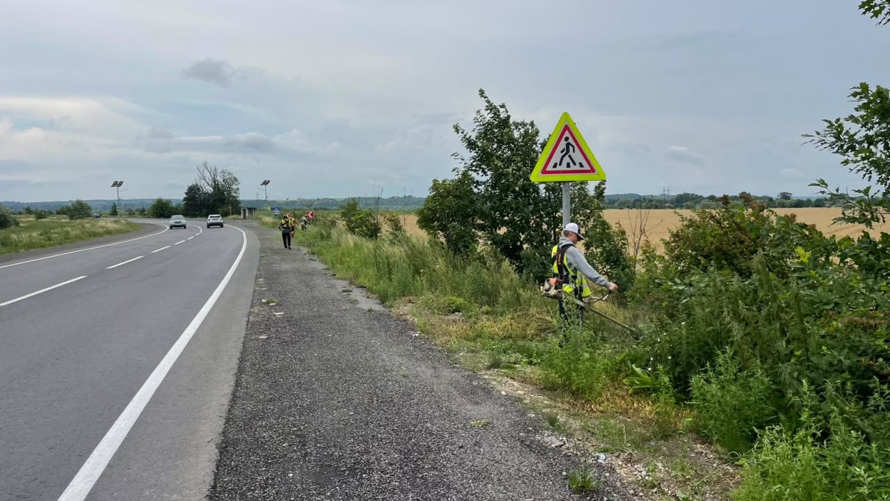 Ремонтують бар'єрне огородження та пошкоджене покриття: які роботи проводять на дорогах Прикарпаття 3 745686410 1326709052955715 2512323442693279259 n