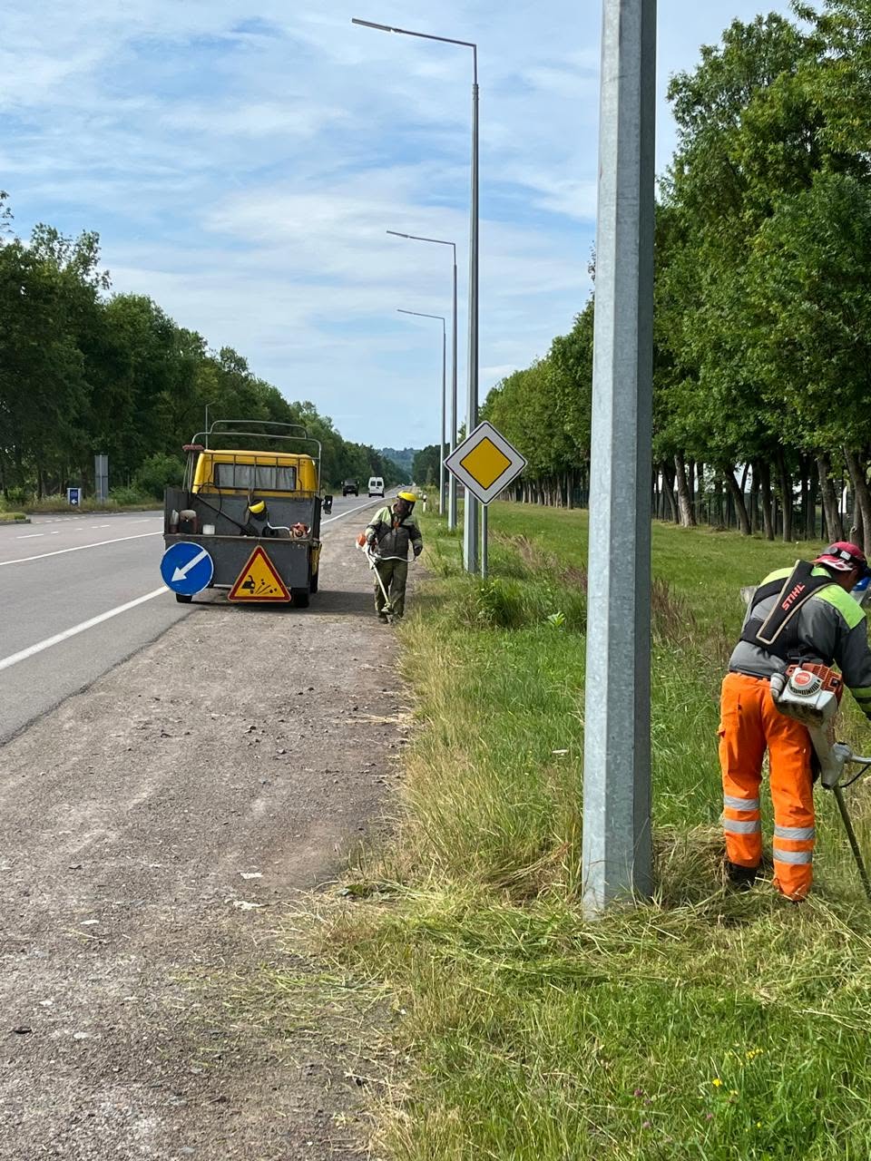 На дорогах Прикарпаття ліквідовують ямковість і оновлюють розмітку: де тривають роботи 2 745686412 1325831796376774 3352692759643475955 n