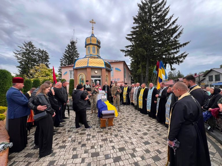 На колінах зустріли полеглого Захисника: Городенківщина прощається з Сергієм Цюмпалою (ФОТО) 5 745700101 1347262137612613 4855265421078626686 n