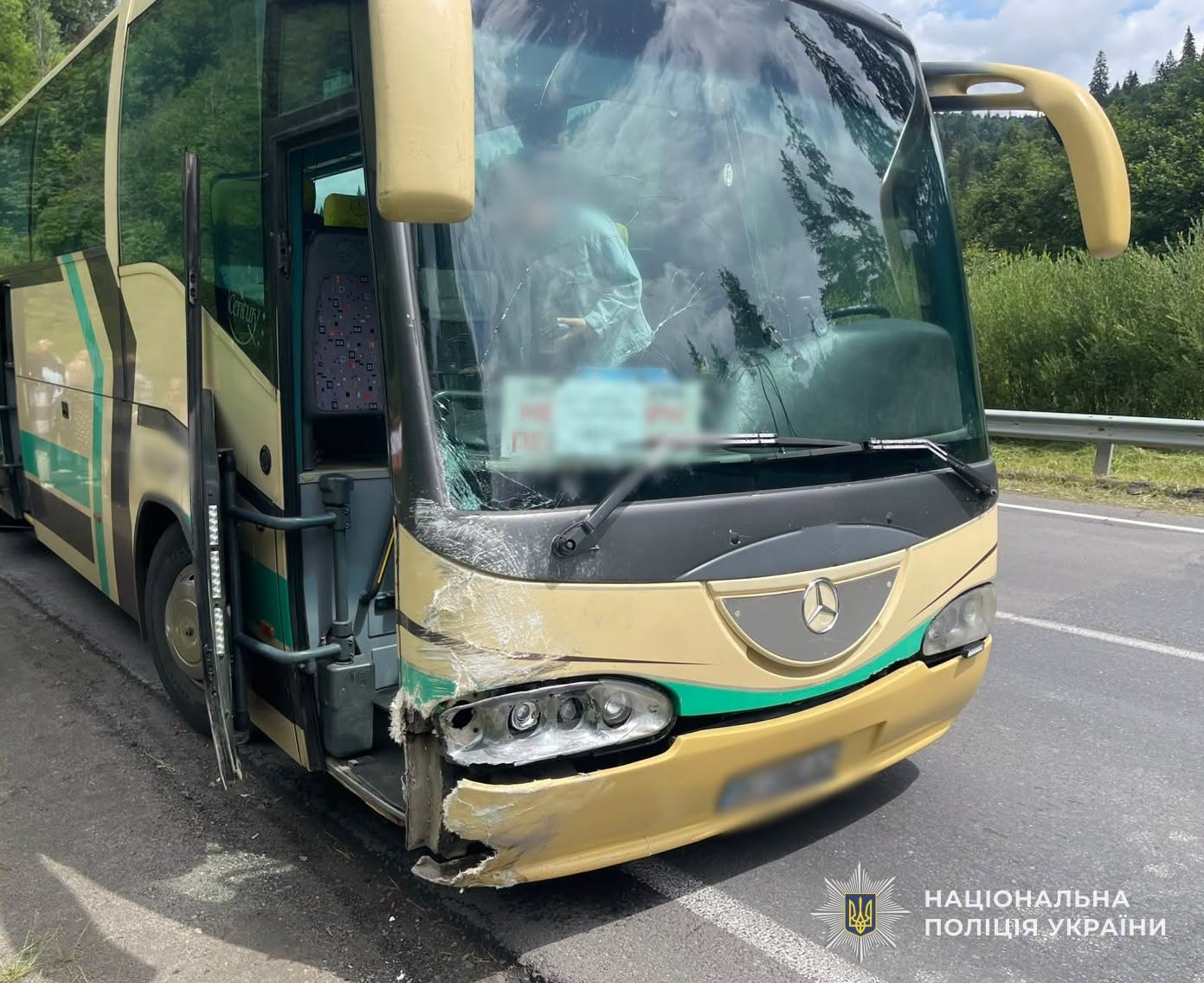 На Львівщині зіткнулися легковик та автобус: загинула людина, ще двоє отримали поранення (ФОТО) 2 746743159 3776461205826676 1163564381420592651 n