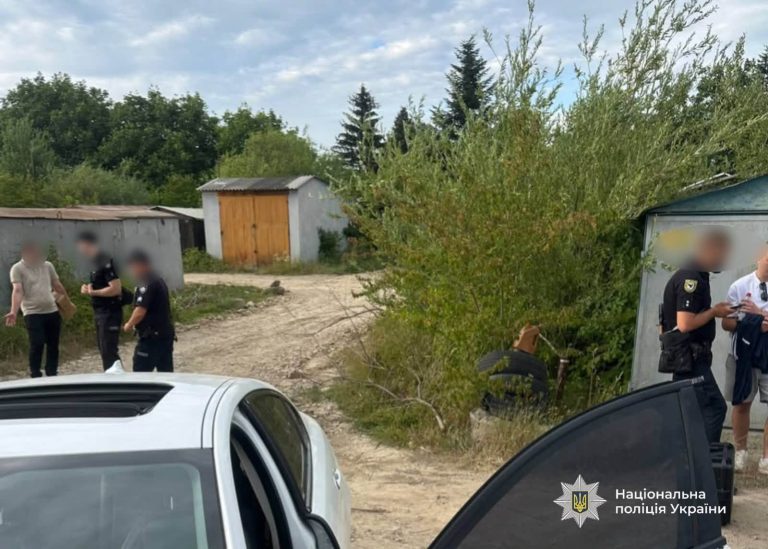 У Франківську юнак вдарив ножем знайомого через гроші за мотоцикл (ФОТО) 10 У Франківську юнак вдарив ножем знайомого через гроші за мотоцикл (ФОТО)
