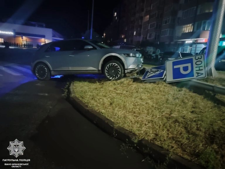 У Франківську 19-річний водій пошкодив комунальне майно (ФОТО) 8 747440046 2198335194340000 1705917425964383529 n