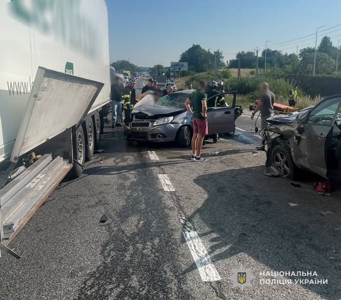 На Львівщині зіткнулися два автомобілі та автопоїзд: є постраждалі (ФОТО) 2 748776899 913331975131206 7877576536942425128 n
