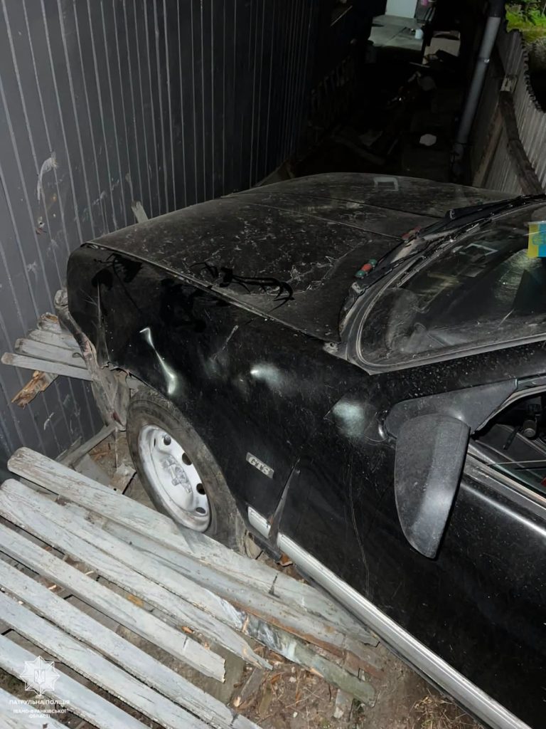 У Франківську 19-річна водійка на легковику Renault врізалася в паркан 1 749609185 2447886238958322 5318194816277359200 n 1
