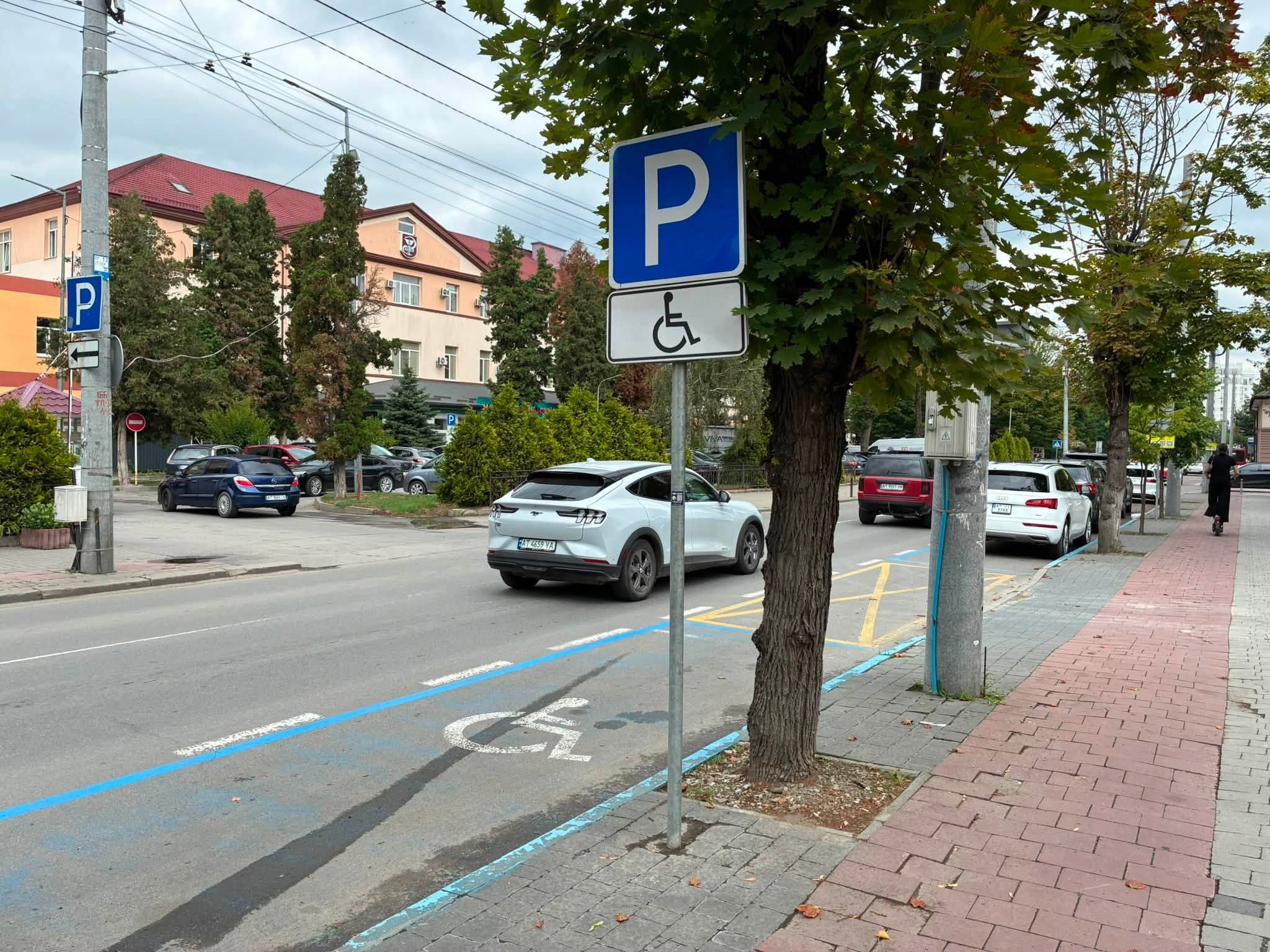 Хто може паркуватися на місцях для людей з інвалідністю у Франківську: що варто знати (ФОТО) 2 749665216 1635819661878756 3860504102581820672 n