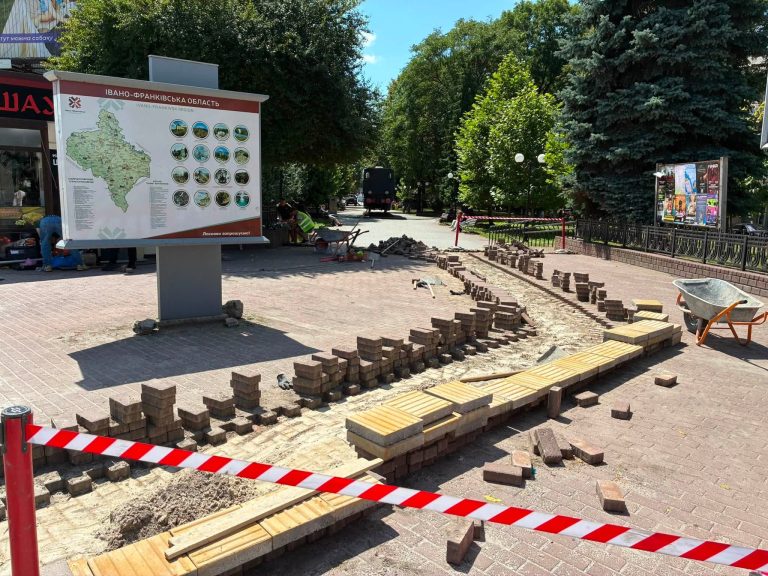 У Франківську на Привокзальній площі облаштовують безбар'єрний простір (ФОТО) 6 750147129 1637635701697152 1425073043289701401 n