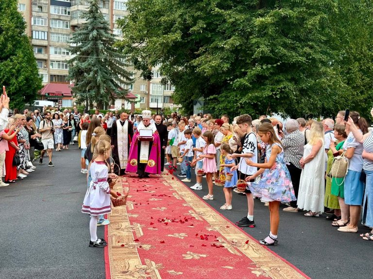 Історична подія: у Калуші храм отримав від Ватикану мощі святого Івана Хрестителя та папський декрет (ФОТО) 4 751151873 1074890528395780 8628892367388680684 n 1