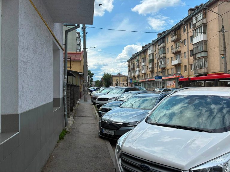 Важко розминутися: у Франківську планують розширити один із найпроблемніших тротуарів (ФОТО) 7 Важко розминутися: у Франківську планують розширити один із найпроблемніших тротуарів (ФОТО)