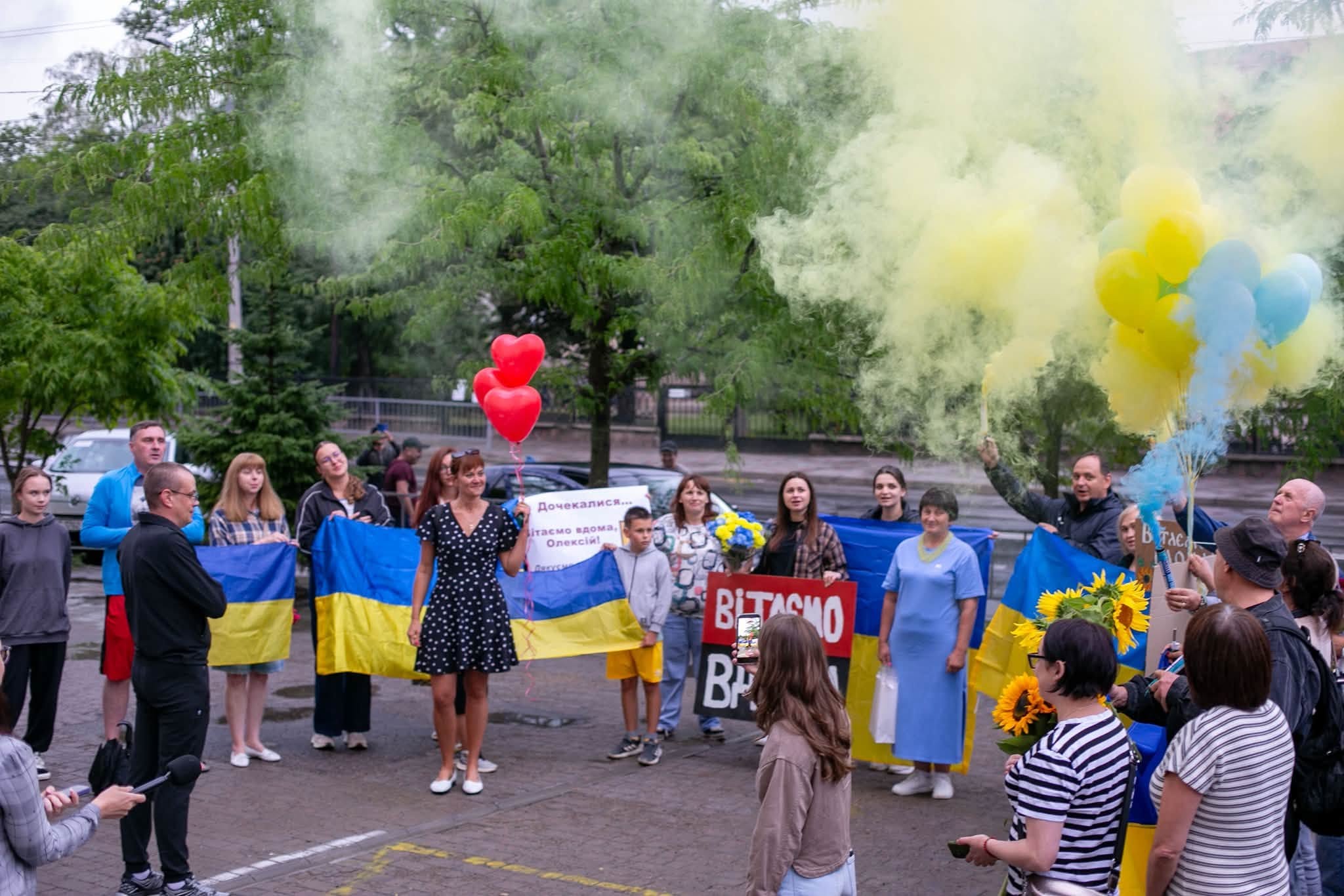 У Франківську зустріли звільненого з полону азовця Олексія Макарова (ФОТО) 4 752488731 1640922520937331 1872638775724467356 n