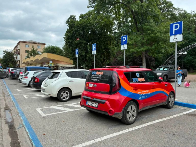 Хто може паркуватися на місцях для людей з інвалідністю у Франківську: що варто знати (ФОТО) 7 Хто може паркуватися на місцях для людей з інвалідністю у Франківську: пояснення (ФОТО)
