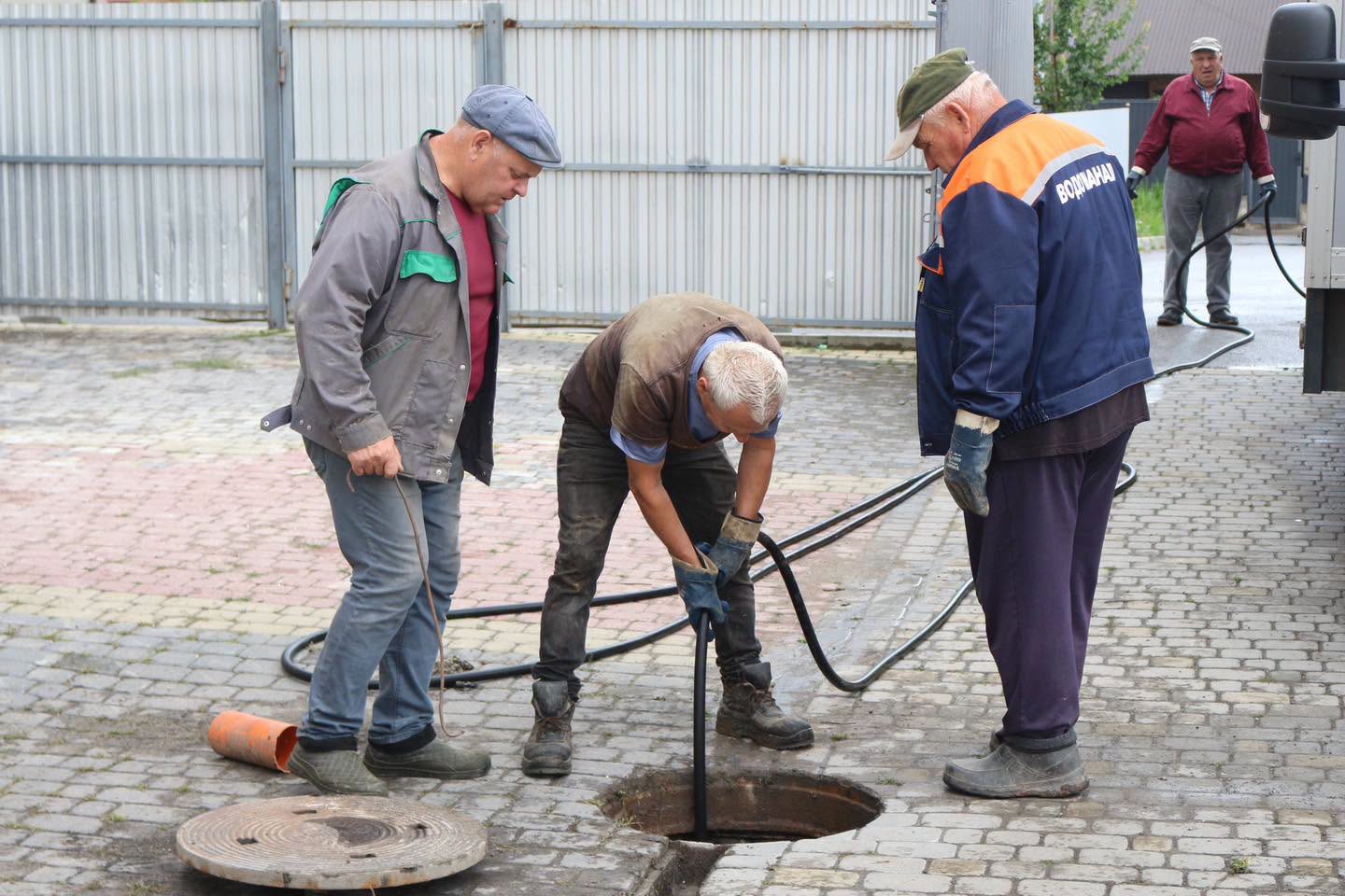 Прибирають повалені дерева та відновлюють інфраструктуру: у Коломиї ліквідовують наслідки негоди 3 752865729 999581343069820 5716821185631852730 n