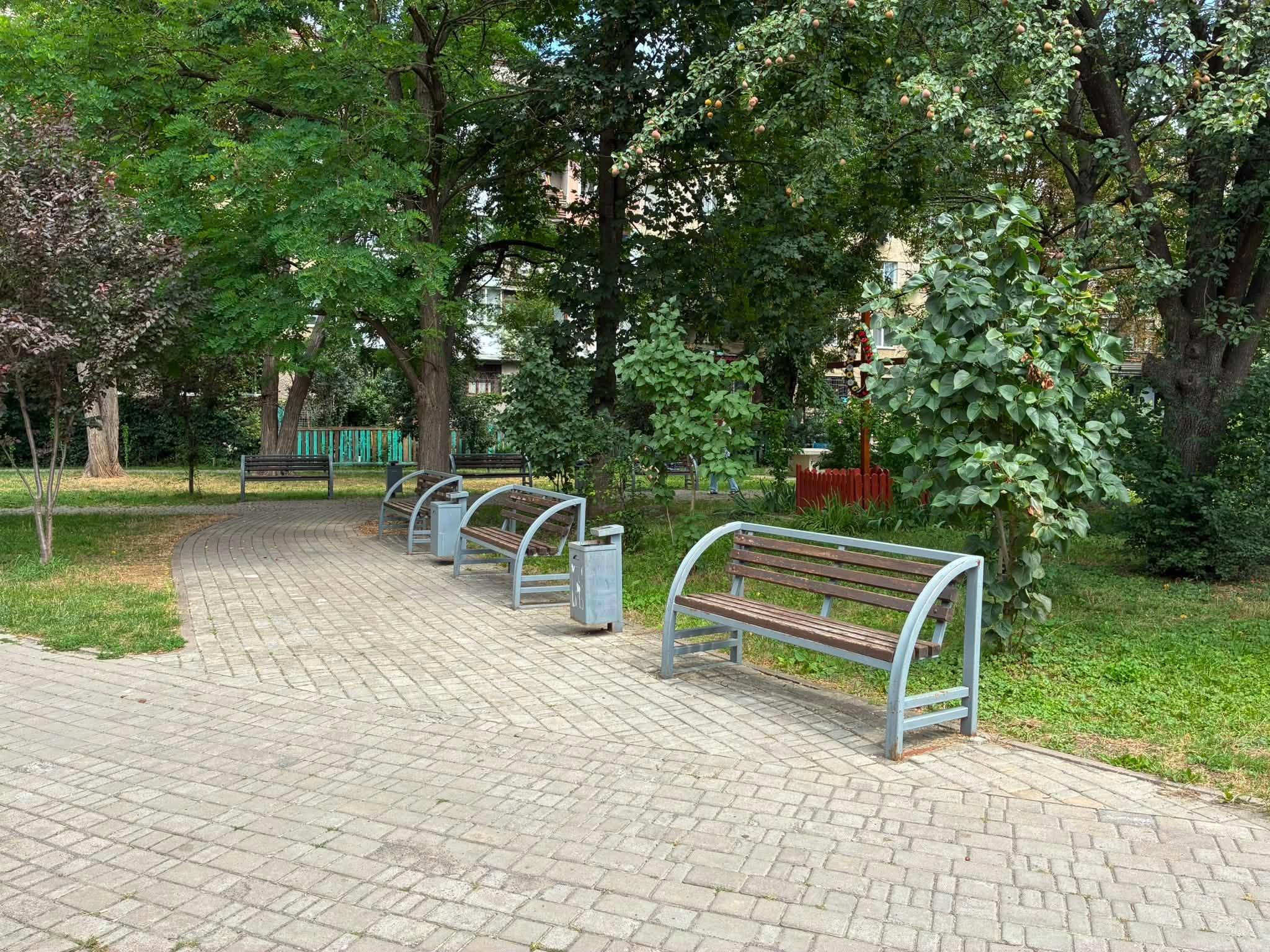 "Це не дрібниця": у Франківську зі скверу біля поліклініки викрали лавочку (ФОТО) 3 756528006 1642220184572037 8490250005992496551 n