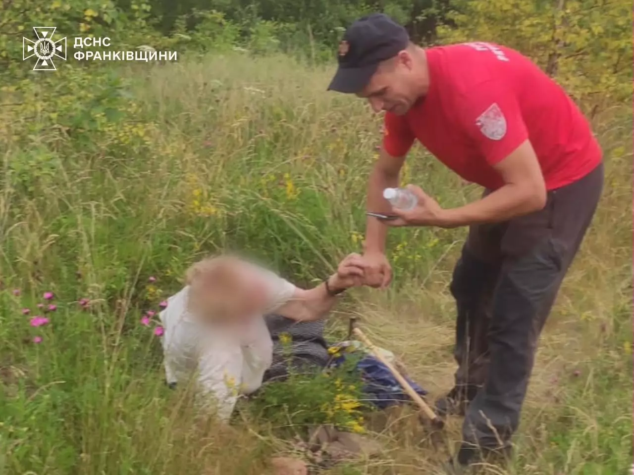 Гірські рятувальники відшукали 80-річну жительку Калущини, яка заблукала в лісі (ФОТО) 2 9e8c3722 80f5 45e3 83d5 2f3b8767fb3f.jpg