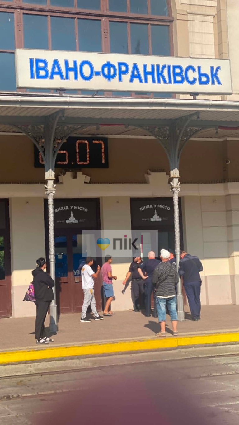 У Франківську "замінували" залізничний вокзал (ФОТО) 6 У Франківську "замінували" залізничний вокзал (ФОТО)